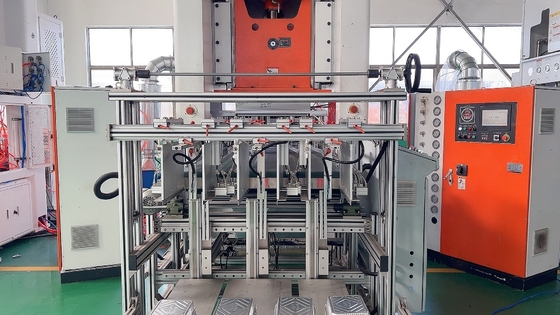 شراء معتمد ISO14001 سيمنس المحرك الرئيسي Mitsubishi PLC آلة صنع وعاء من ورق الألومنيوم online manufacture