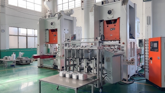 شراء صانع حاويات ورقية أوتوماتيكية سيمانز موتورز PLC التحكم مع 4 التجاويف القدرة online manufacture