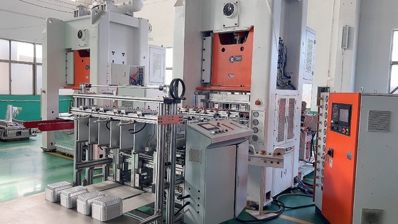 شركة ميتسوبيشي العلامة التجارية PLC التحكم 18000pcs/h الألومنيوم الفضة ورق حاوية صنع آلة