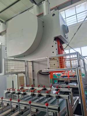 LK-T63 آلة ثقب حاويات رقائق الألومنيوم الغذائية، 9,000–12,000 وحدة/ساعة إنتاج